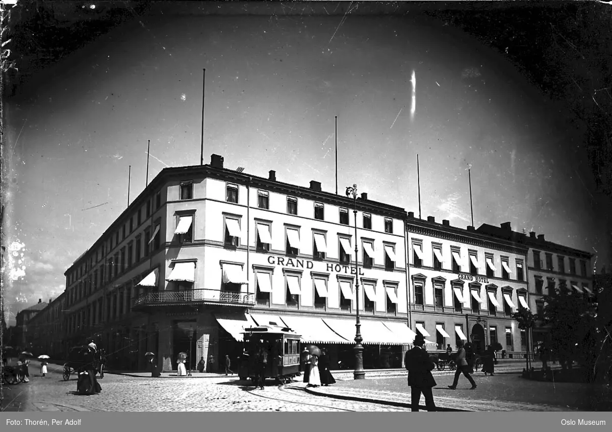 Grand Hotel, markiser, gate, hestesporvogn, hestedrosjer, mennesker, parasoller