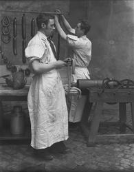 Fra et pølsemakeri. Maleren Carl Lundes modeller.