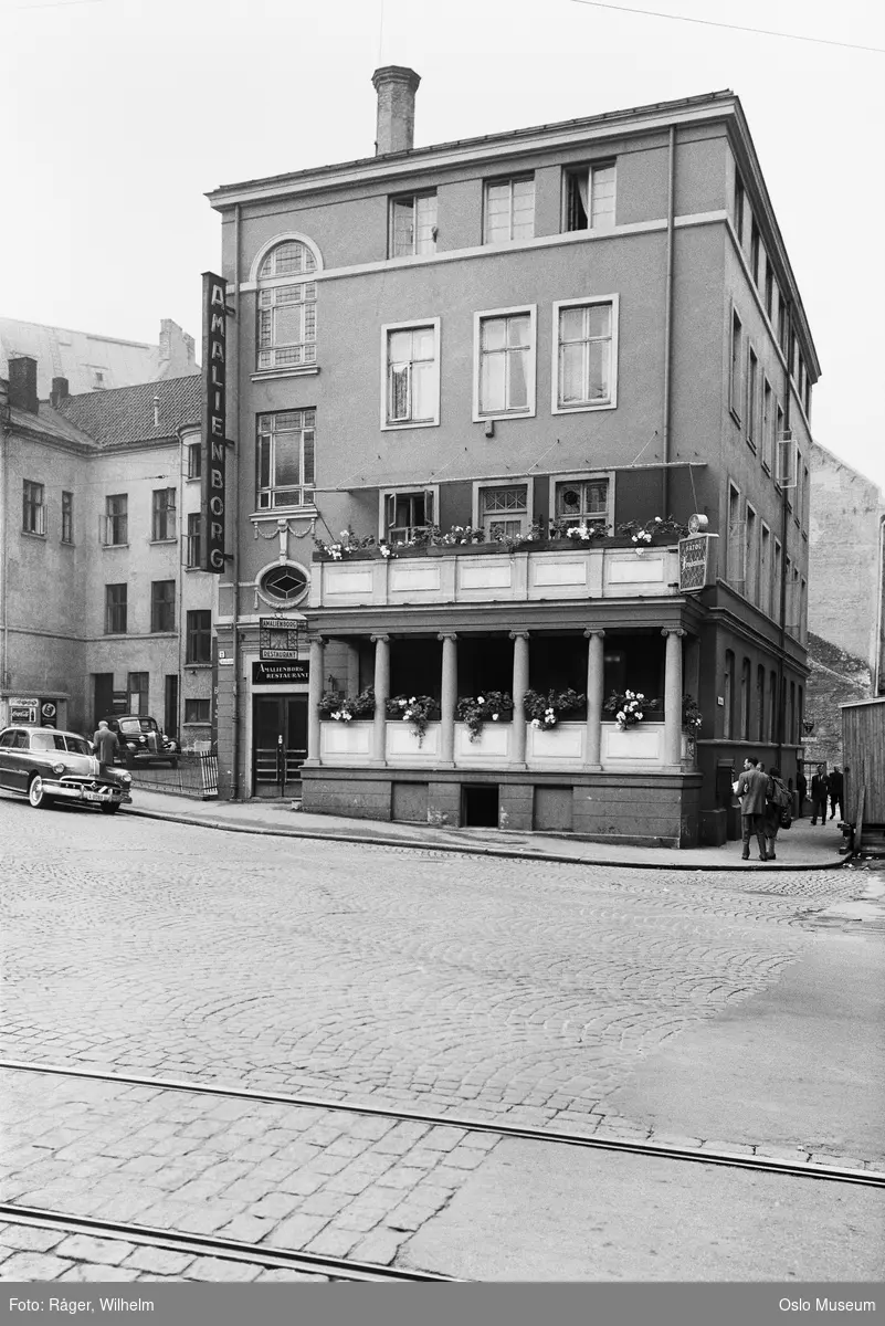 forretningsgård, Amalienborg restaurant, biler, mennesker, gateliv