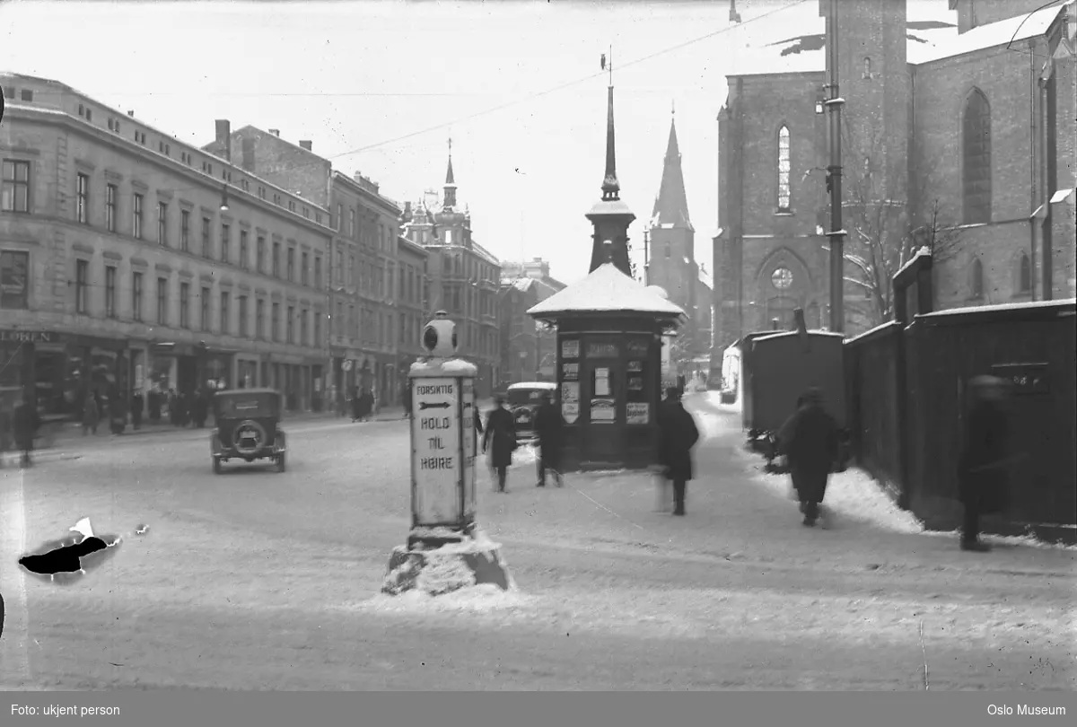 gateløp, bygårder, Maltheby, Trefoldighetskirken, St. Olav Domkirke, kiosk, biler, mennesker, snø