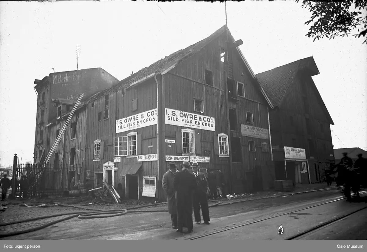 sjøbod nr. 17,  brannskade, brannslange, mennesker