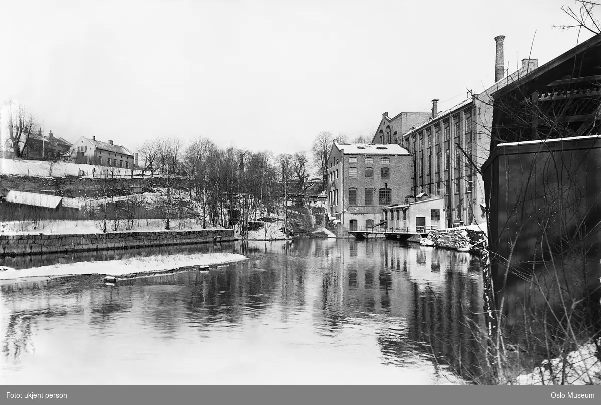 Christiania Seildugsfabrik, industribygninger, elv, snø, villaer