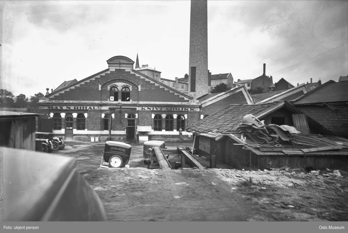 Max L. Rihal knivfabrikk, Anders W. Nielsens Bilverksted, industribygninger, gårdsplass, biler