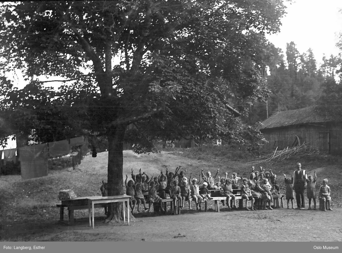 Tøyenkirkens barnekrybbes feriested, trær, hagemøbler, barn, lek, mann