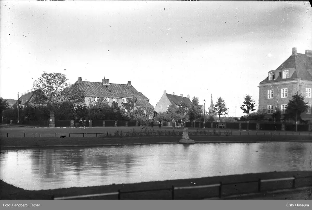 bygårder, hager, plass, basseng, benker, barn, lek