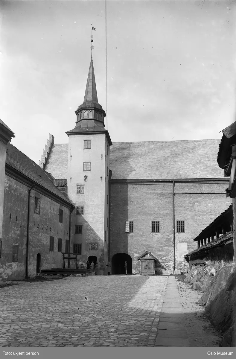 Akershus festning, borggård, Akershus slotts nordfløy, Romerikstårnet, porten til Arkeligården