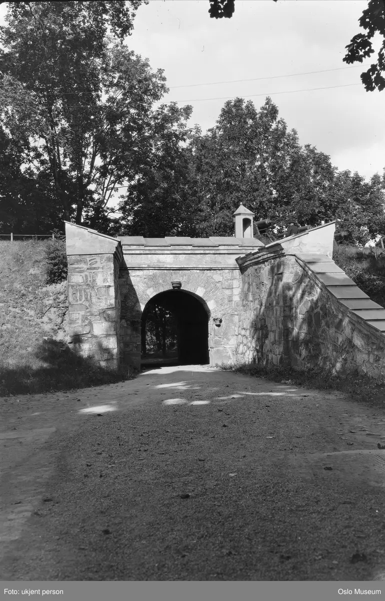 Akershus festning, porten under Kongens bastion sett fra Akershus slott
