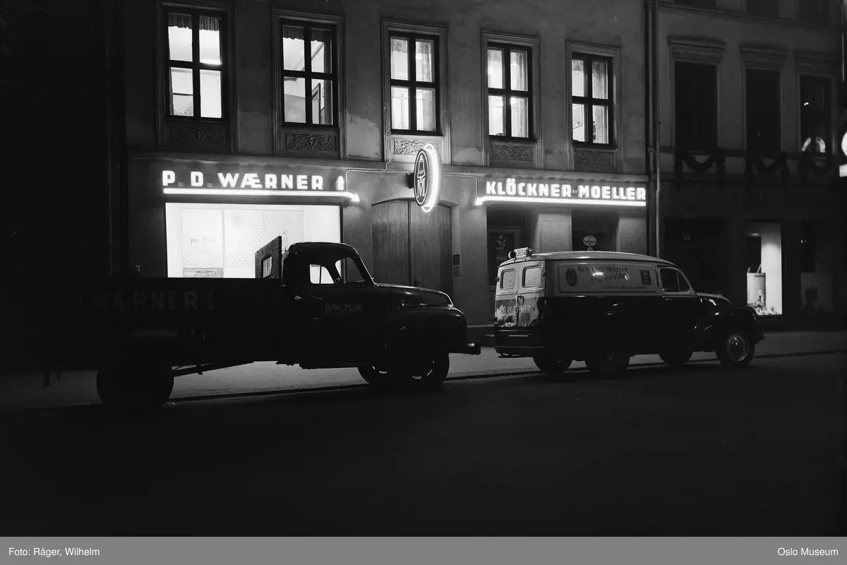 forretningsgård, fasade, firma P.D. Wærner, Klückner-Moeller, Opel Blitz lastebil, Austin varebil, nattemørke