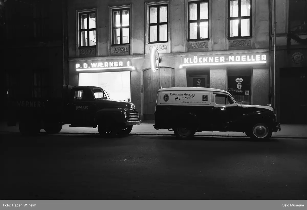 forretningsgård, fasade, firma P.D. Wærner, Klückner-Moeller, Opel Blitz lastebil, Austin varebil, nattemørke