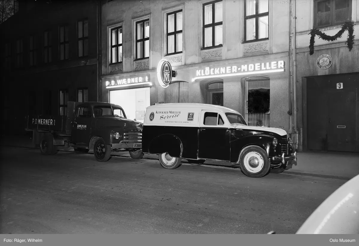 forretningsgård, fasade, firma P.D. Wærner, Klückner-Moeller, Opel lastebil, Austin varebil, nattemørke