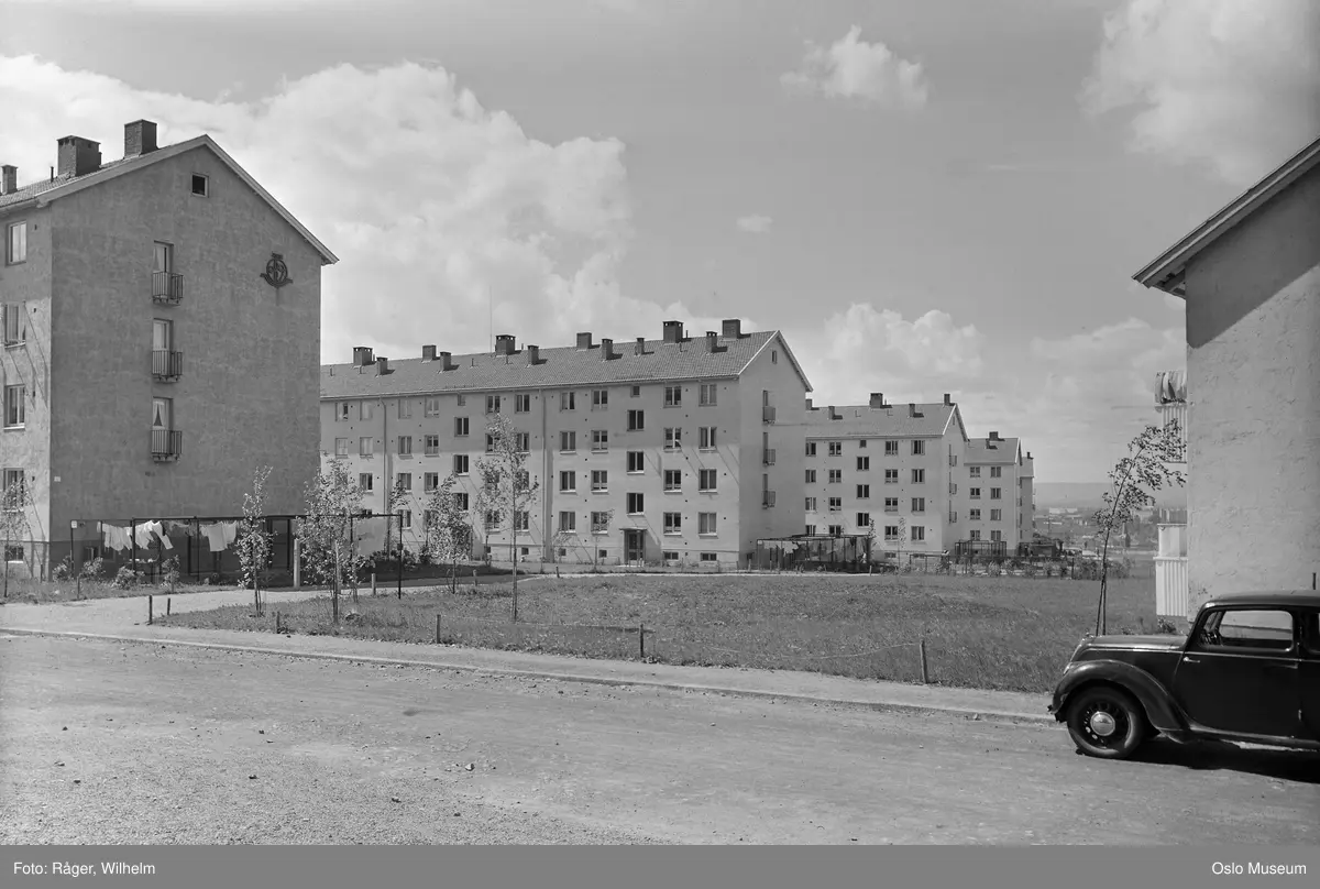 OBOS boligblokker, tomt, tørkebåser, vei, bil