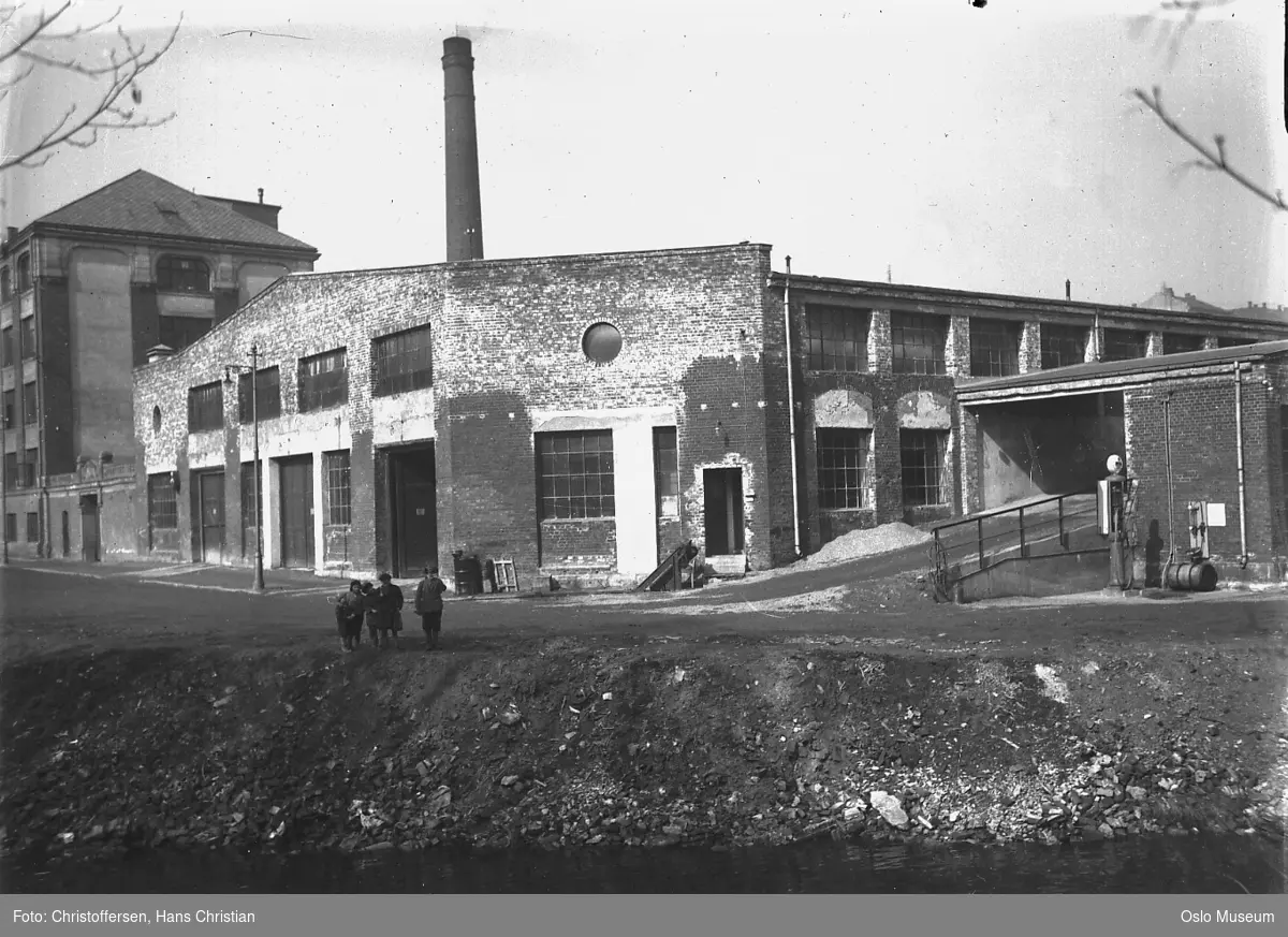 fabrikkbygning, Akerselvens Mekaniske Verksted, Mil bensinpumpe, barn