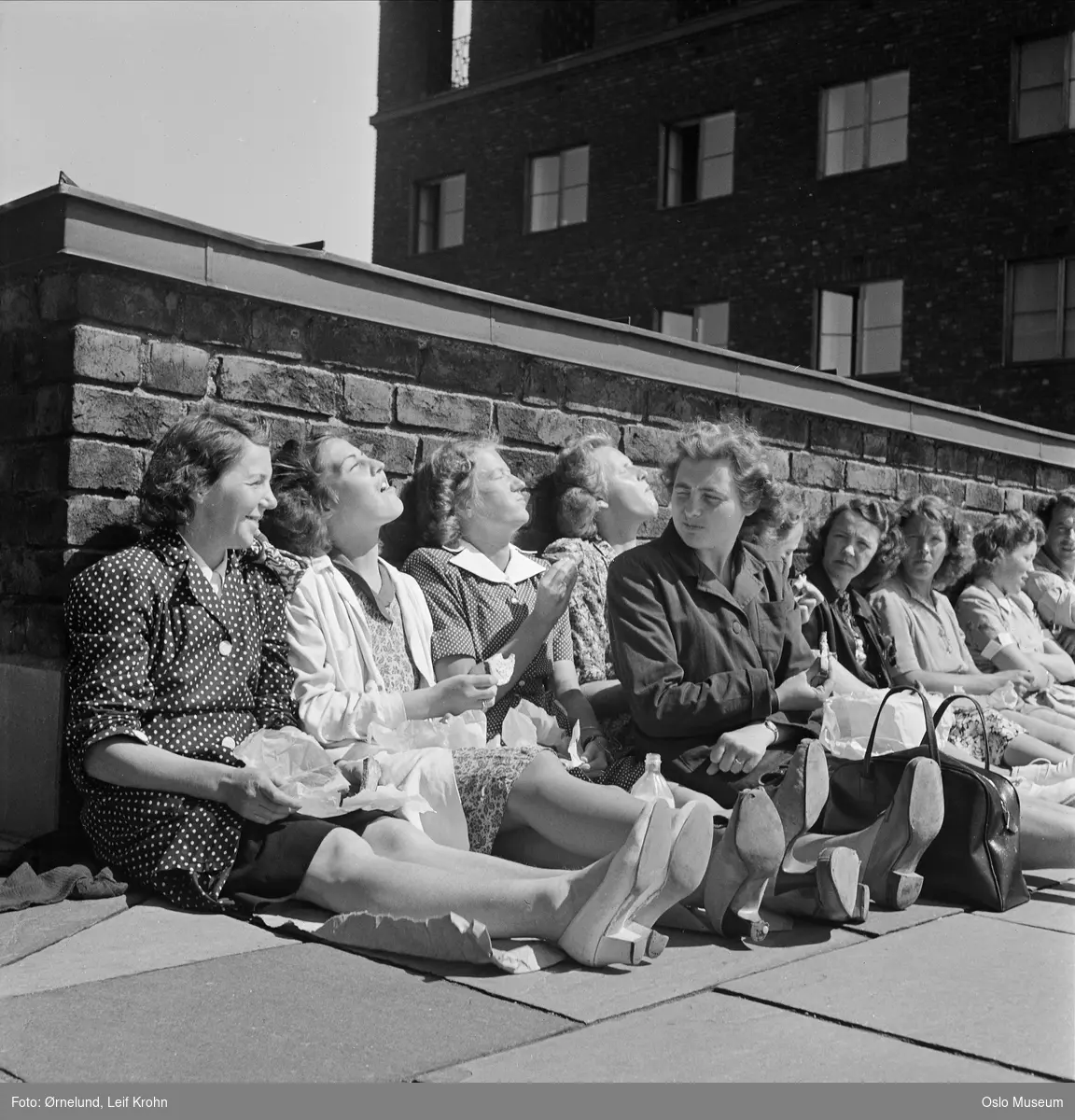 Rådhuset, terrasse, menn, kvinner, funksjonærer soler seg i spisepause, matpakker