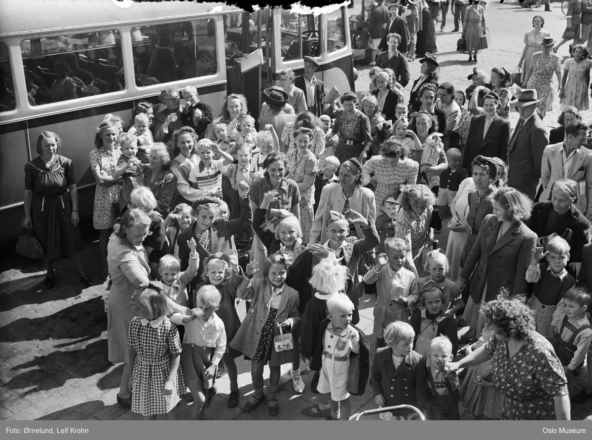 avreise til Norsk Folkehjelps feriekoloni Syverud, barn, foreldre, buss