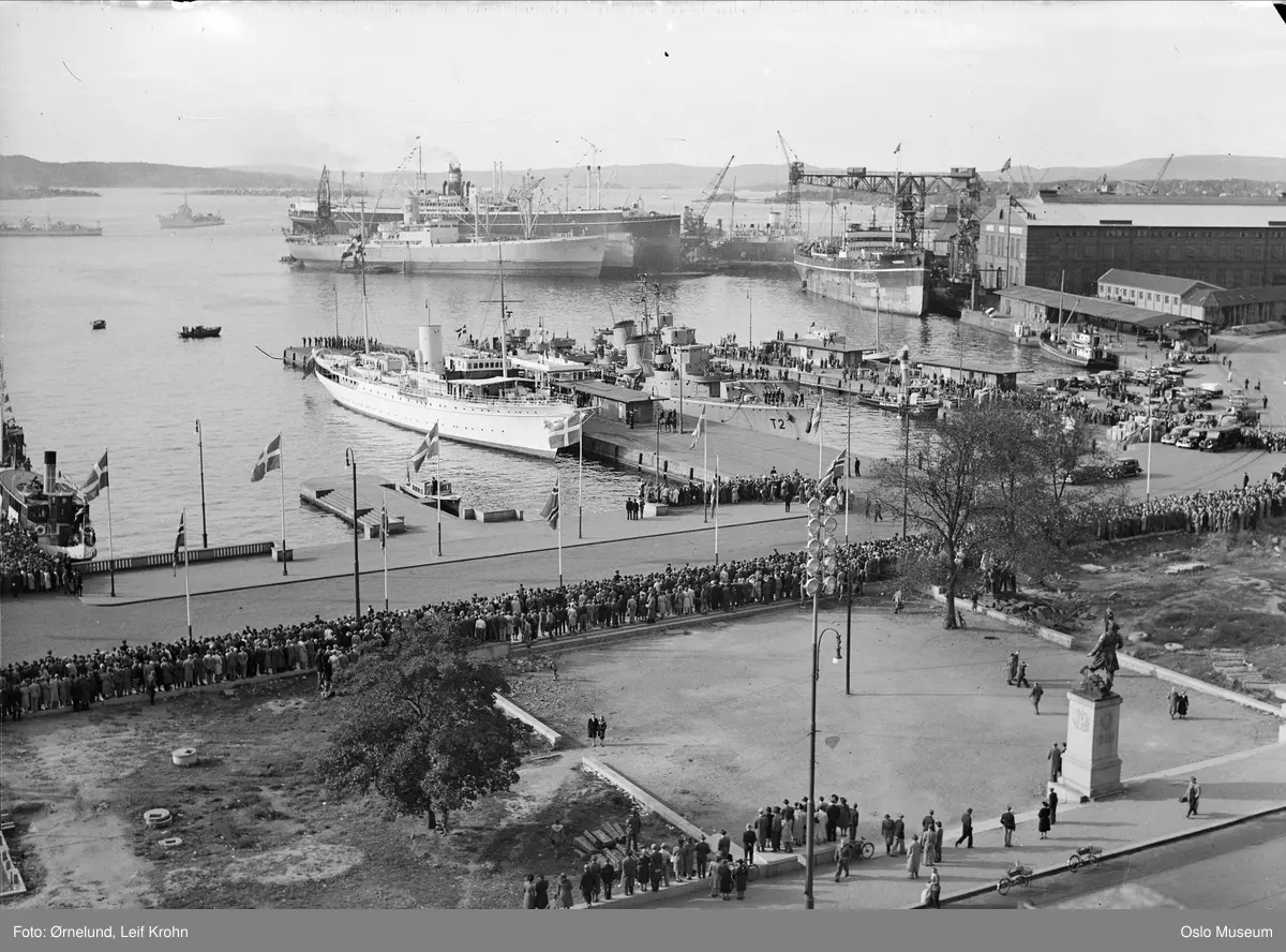 utsikt, plass, havn, fjord, kongeskip Dannebrog, eskortefartøyer, Akers mek. Verksted