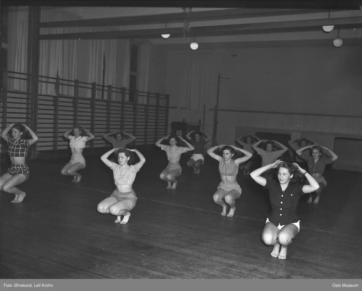 Ullern gymnas, interiør, gymnastikksal, sportsklubben Njård, trening, kvinner, gymnastikk