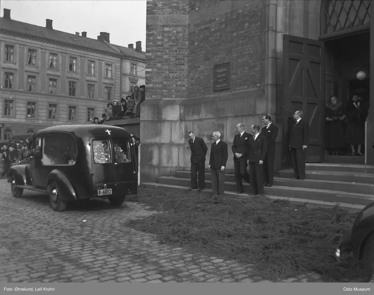Trefoldighetskirken, bisettelse, begravelsesbil kjører kisten bort, menn, skuespillere