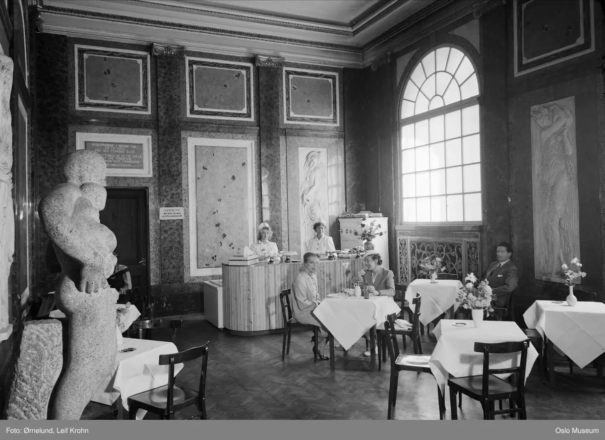 Nasjonalgalleriet, interiør, franske sal, Møllhausen konditori, serveringsdisk, serveringsdamer2, småbord, mann, gjest