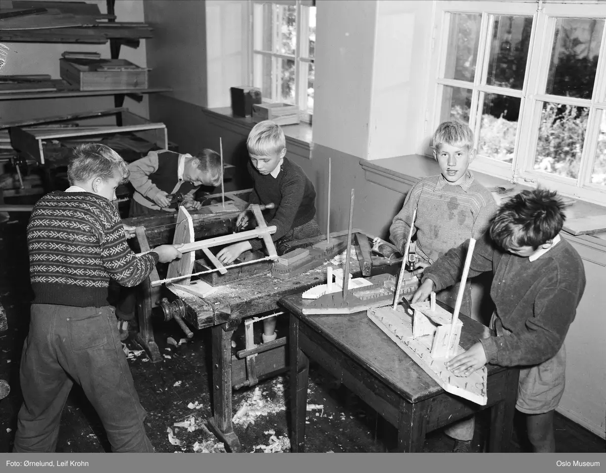 barn på skolen, gutter, sløyd, høvelbenker