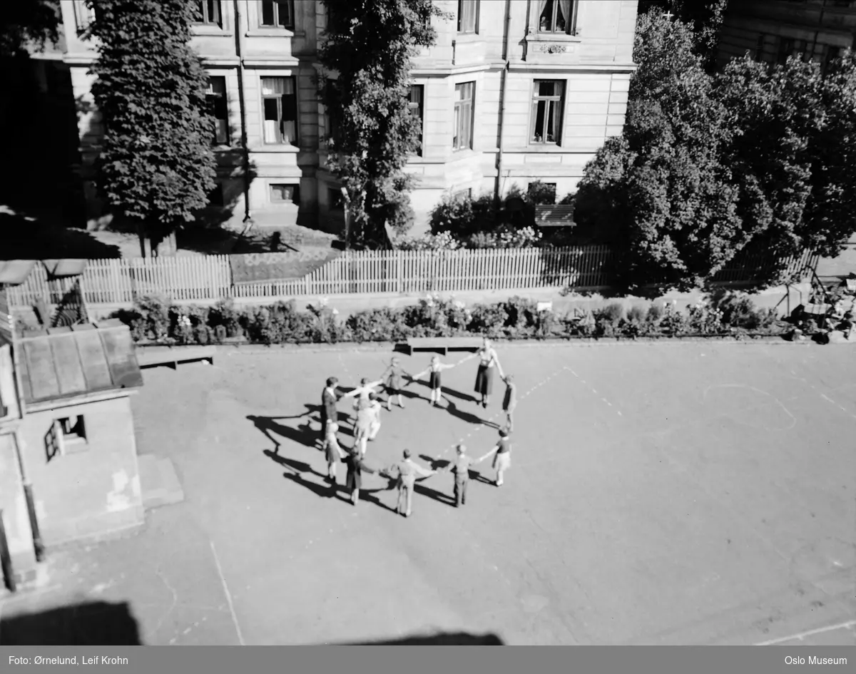 Ullevålsveien skole, skolegård, jenter, sanglek