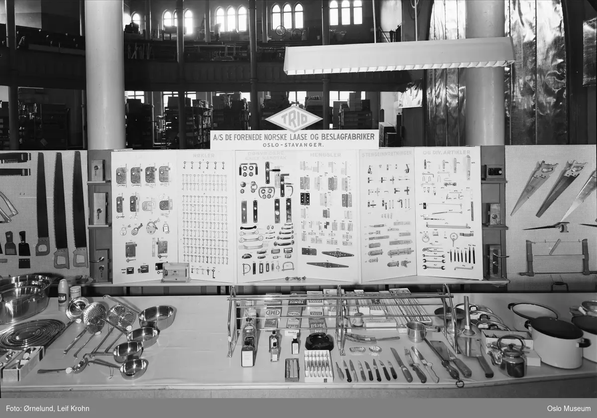 Calmeyergatens Misjonshus, interiør, C. Frogner jernvareforretning, en gros-avdeling, utstilling, stand, Trio fabrikkers produkter, lås, beslag