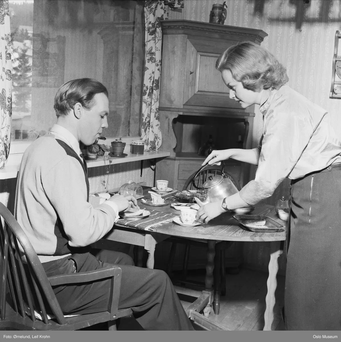 leilighet, interiør, stue, spisebord, mann, kvinne, måltid
