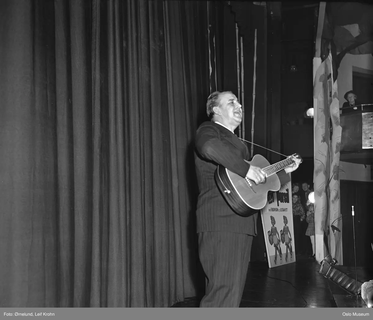 Chat Noir teater, interiør, Persilfabrikkens husmordemonstrasjon, scene, mann, gitar