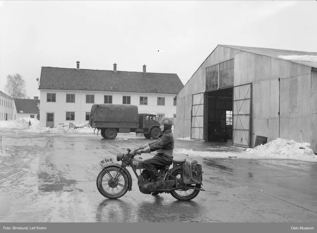 Gardermoen militærleir, militære kjøretøyer, Norton 16H motorsykkel, mann