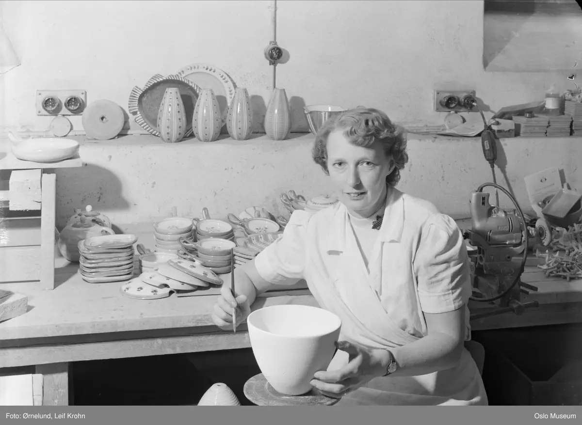 Sidsel keramikkverksted, interiør, kvinne, keramiker, dreieskive, hyller, keramikkprodukter