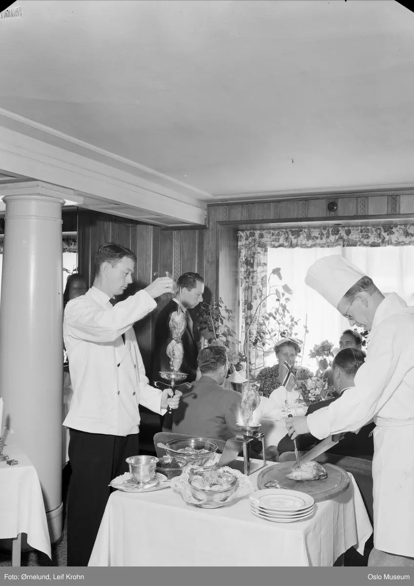 restaurant Georges, interiør, servitører, serveringsbord, gjester