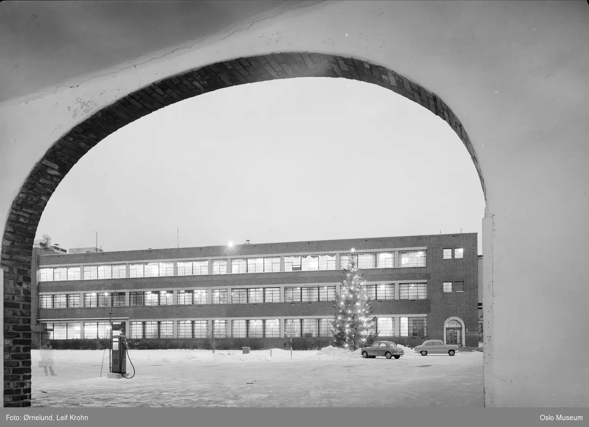 Standard telefon- og kabelfabrikk, juletre, BP bensinpumpe, snø