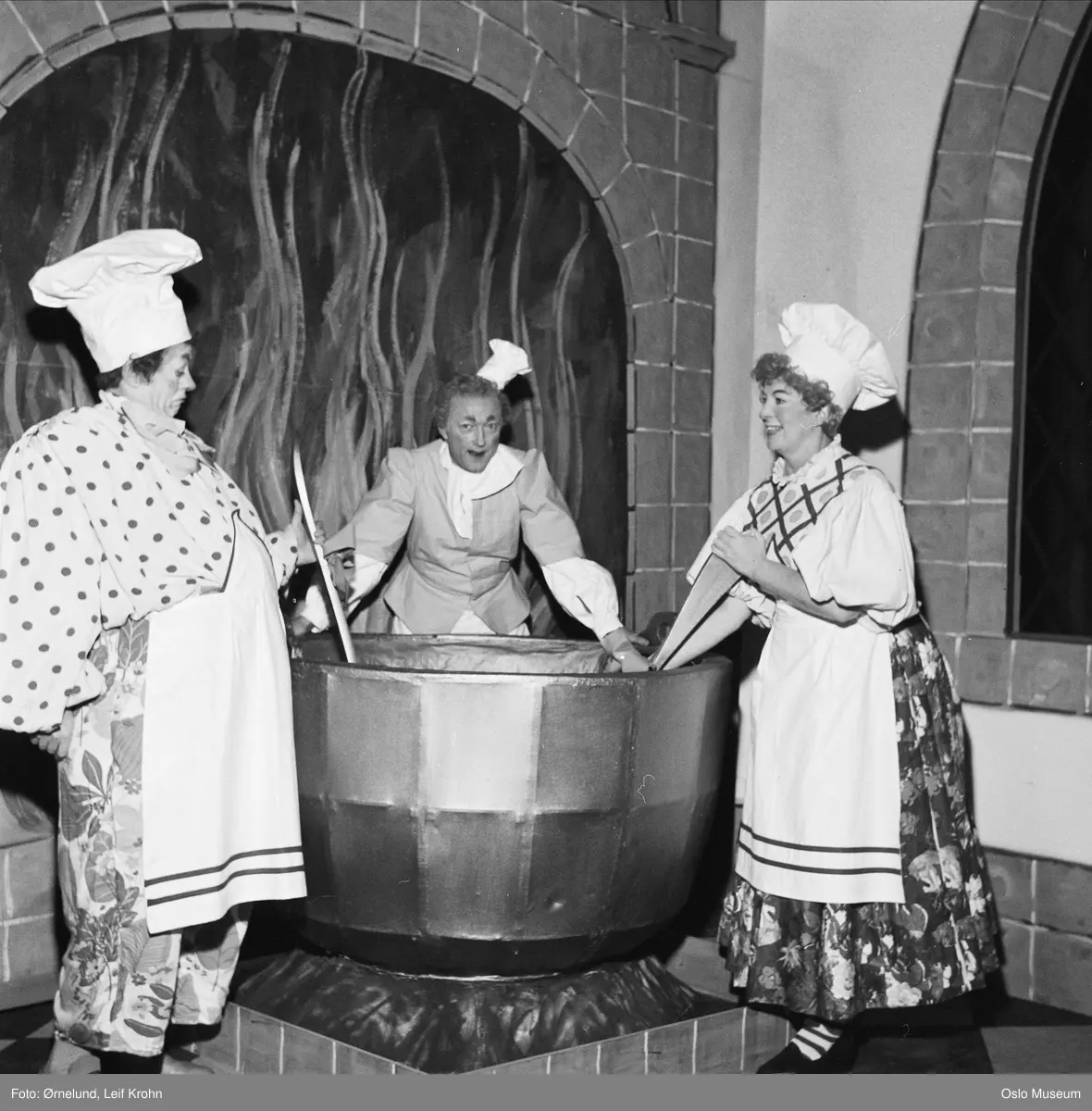 Nationaltheatret, interiør, scene, forestilling: Tornerose, skuespillere, roller: Overkokken, rolle: Overkokkepiken, rolle: Sam Kokkegutt, kostymer