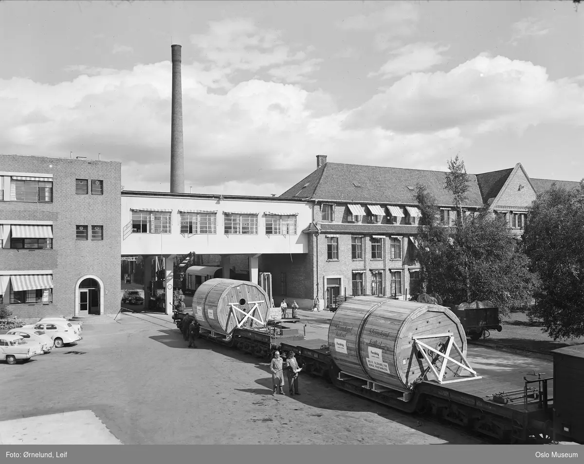 Standard telefon- og kabelfabrikk, transport av kabelruller, jernbane