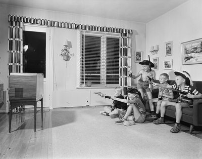 "Cowboygutter" ser fjernsyn.