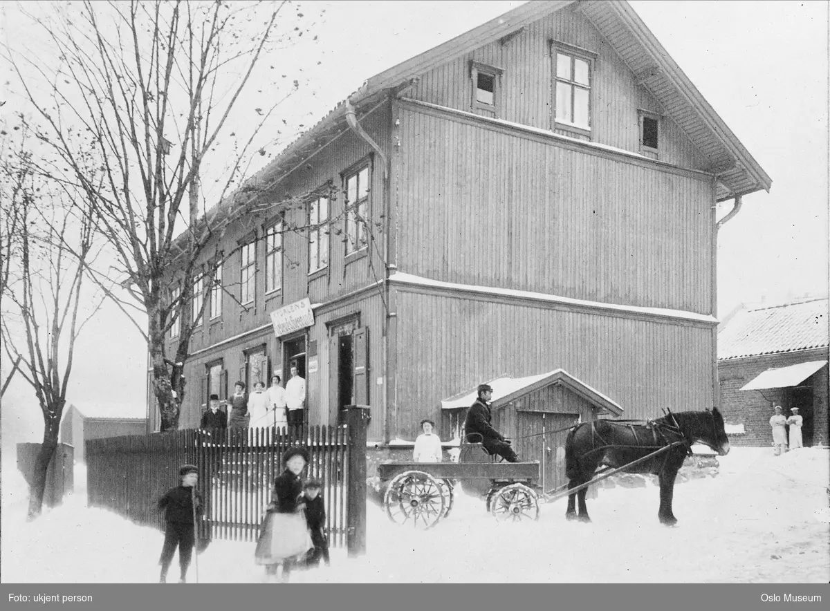 Nydalens forbrugsforening, menn, kvinner, barn, hest, vogn, snø