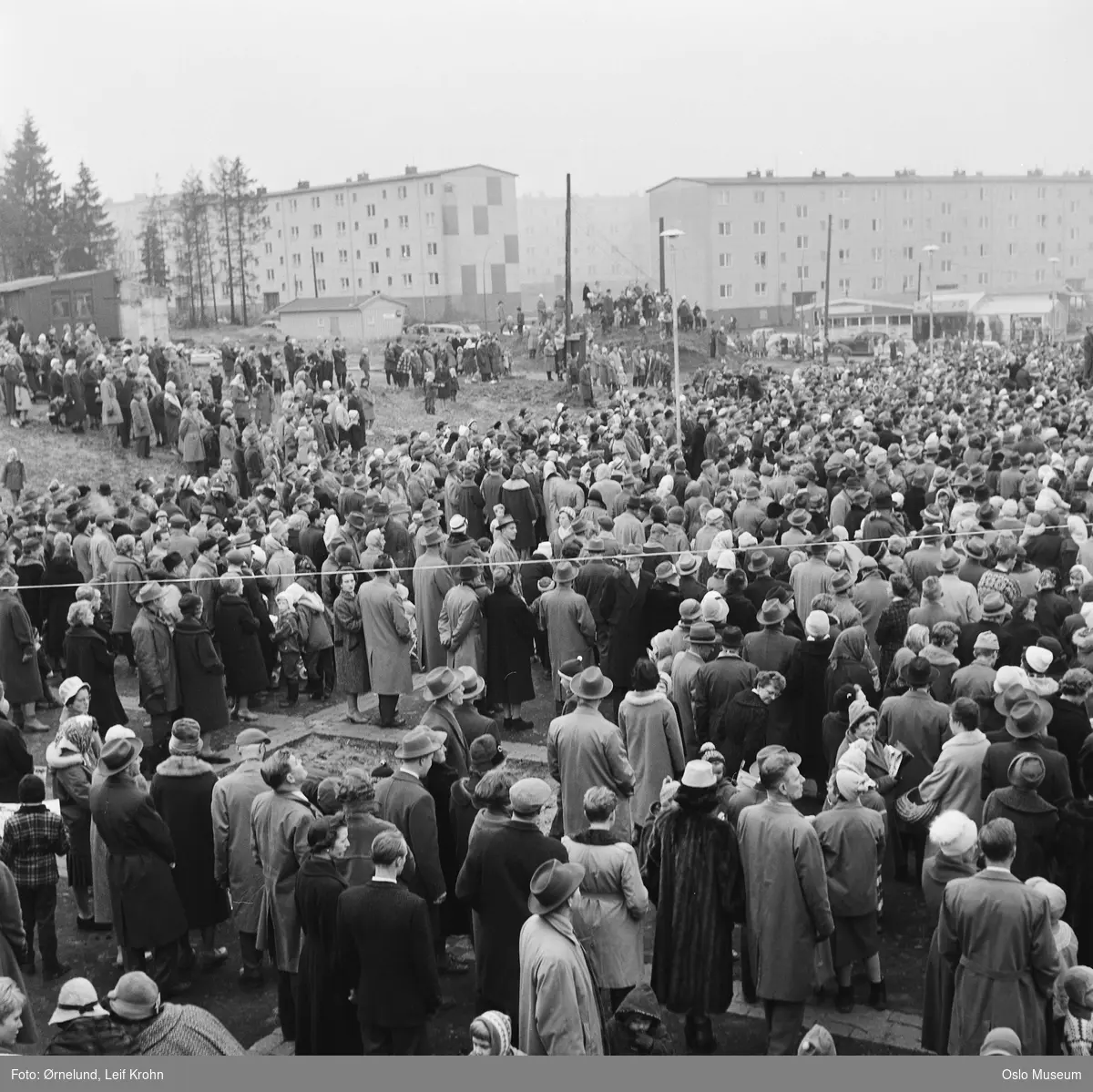 åpning av Bøler senter, publikum, boligblokker