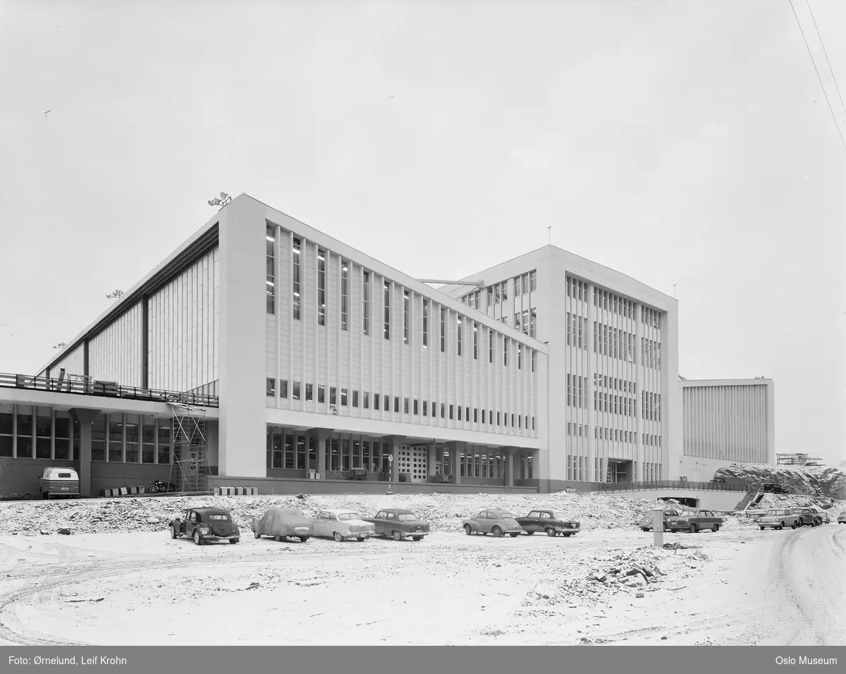 Oslo lufthavn Fornebu, Koksaverkstedet, biler