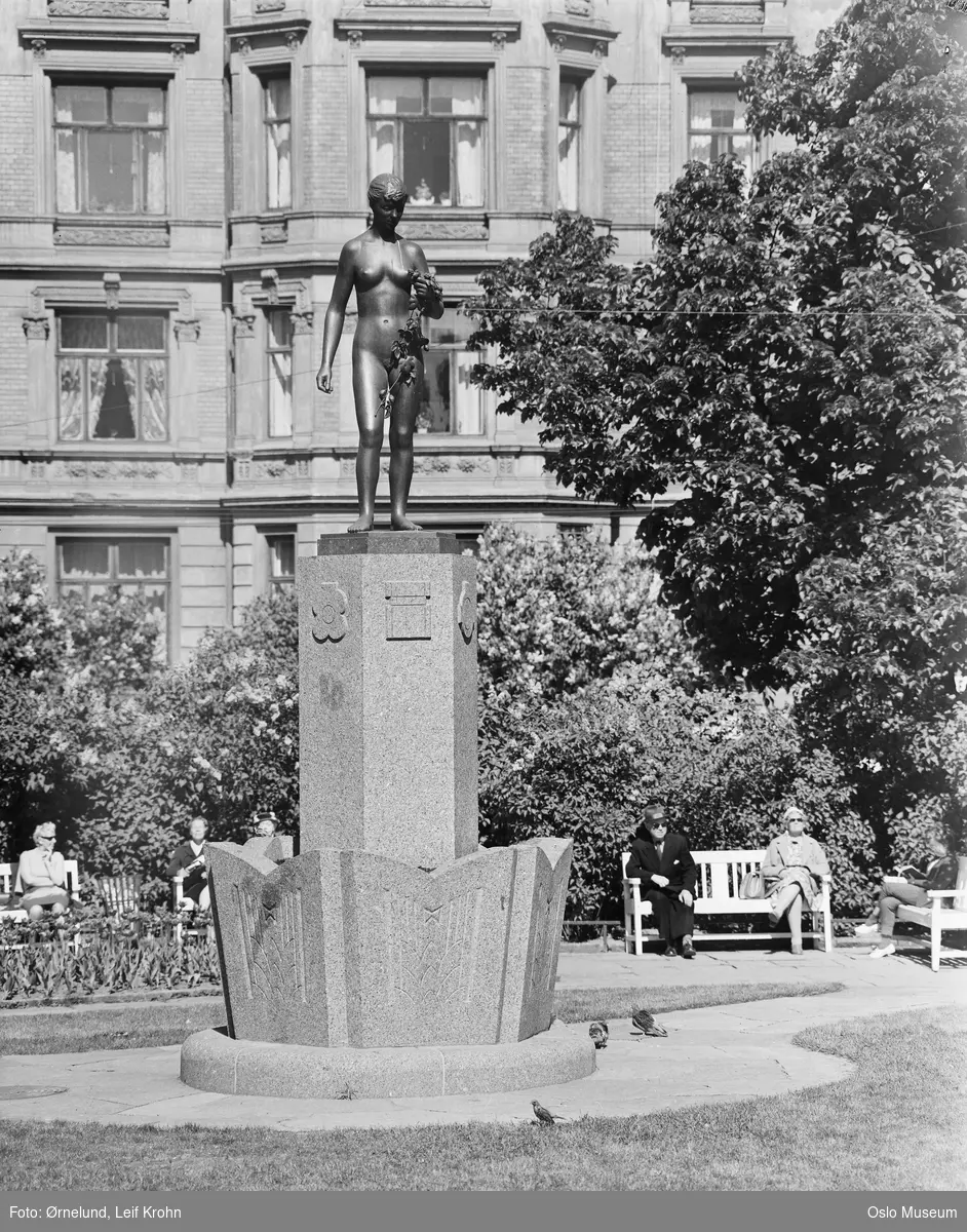 plass, park, skulptur, benker, mennesker, bygård