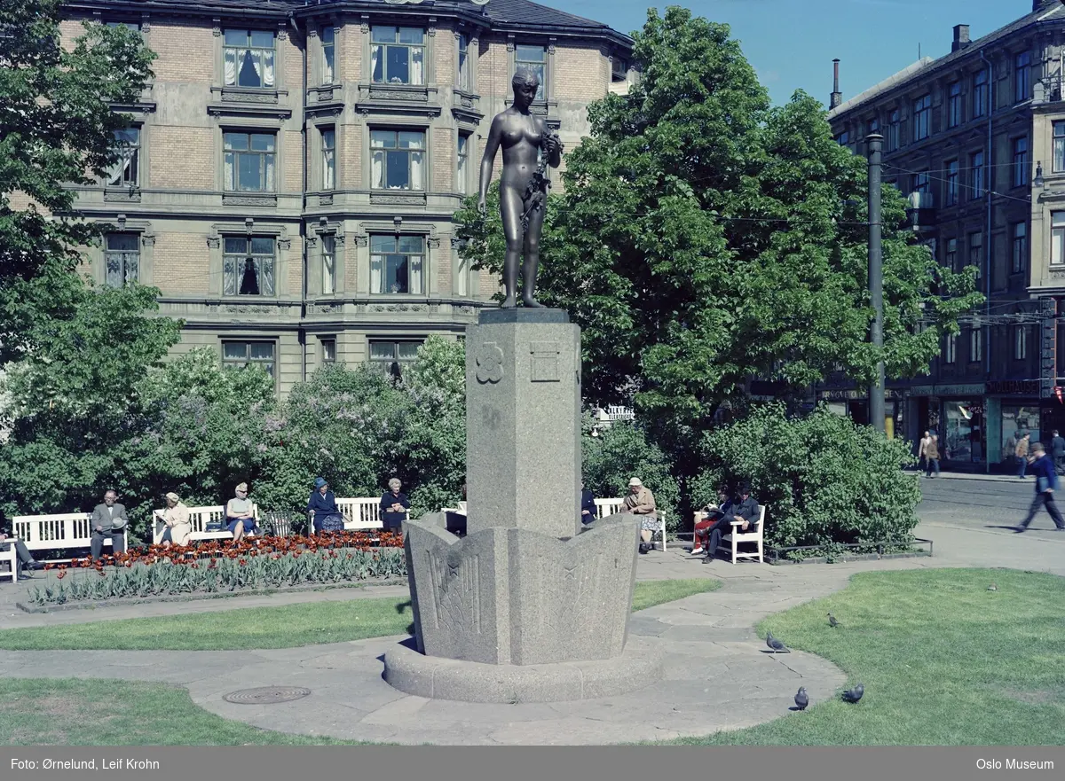 plass, park, skulptur, benker, mennesker, bygårder