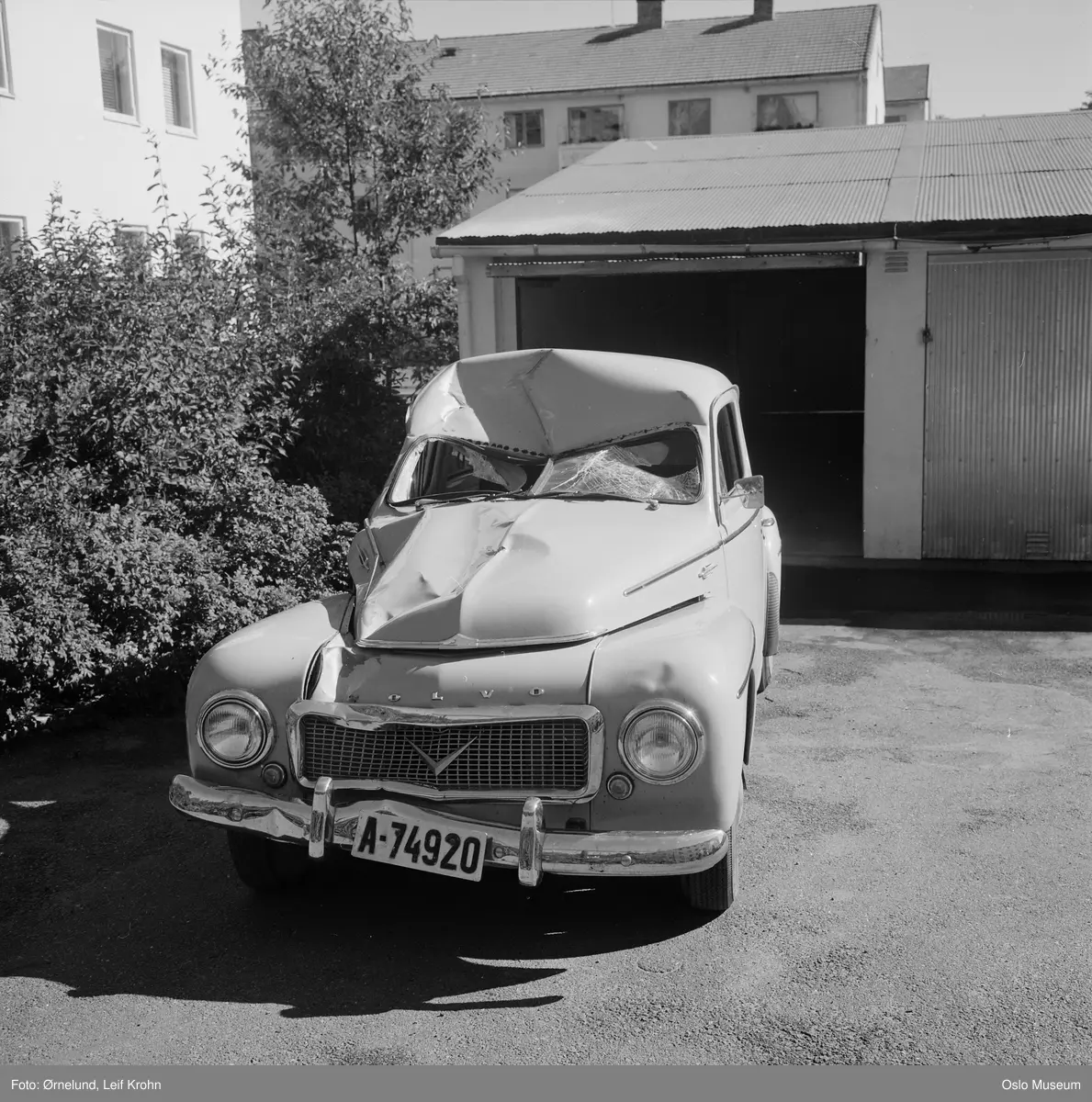 bil, Volvo PV444, bilskade, garasje, boligblokker
