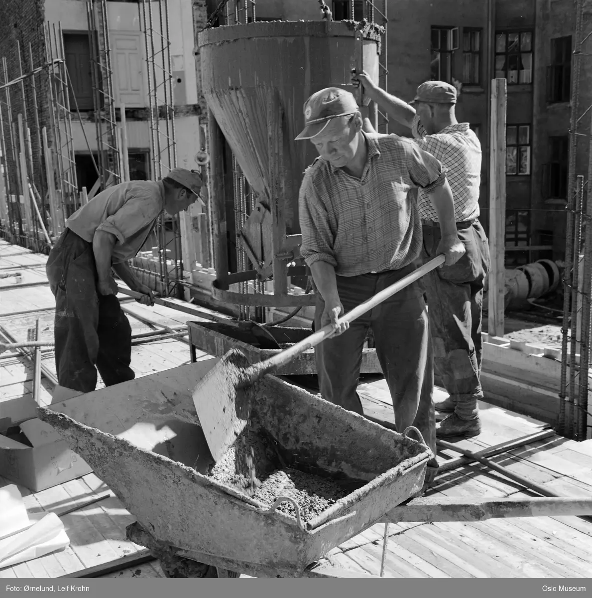 Storebrand forsikring, kontorbygning, byggevirksomhet, menn, betongstøping, trillebår