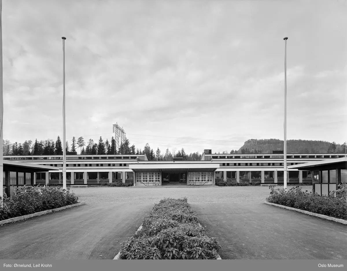 Gjettum skole, skolegård, flaggstenger, blomsterbed