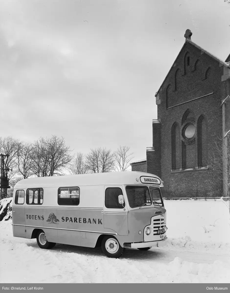 bankbuss, Totens sparebank, kirke, snø