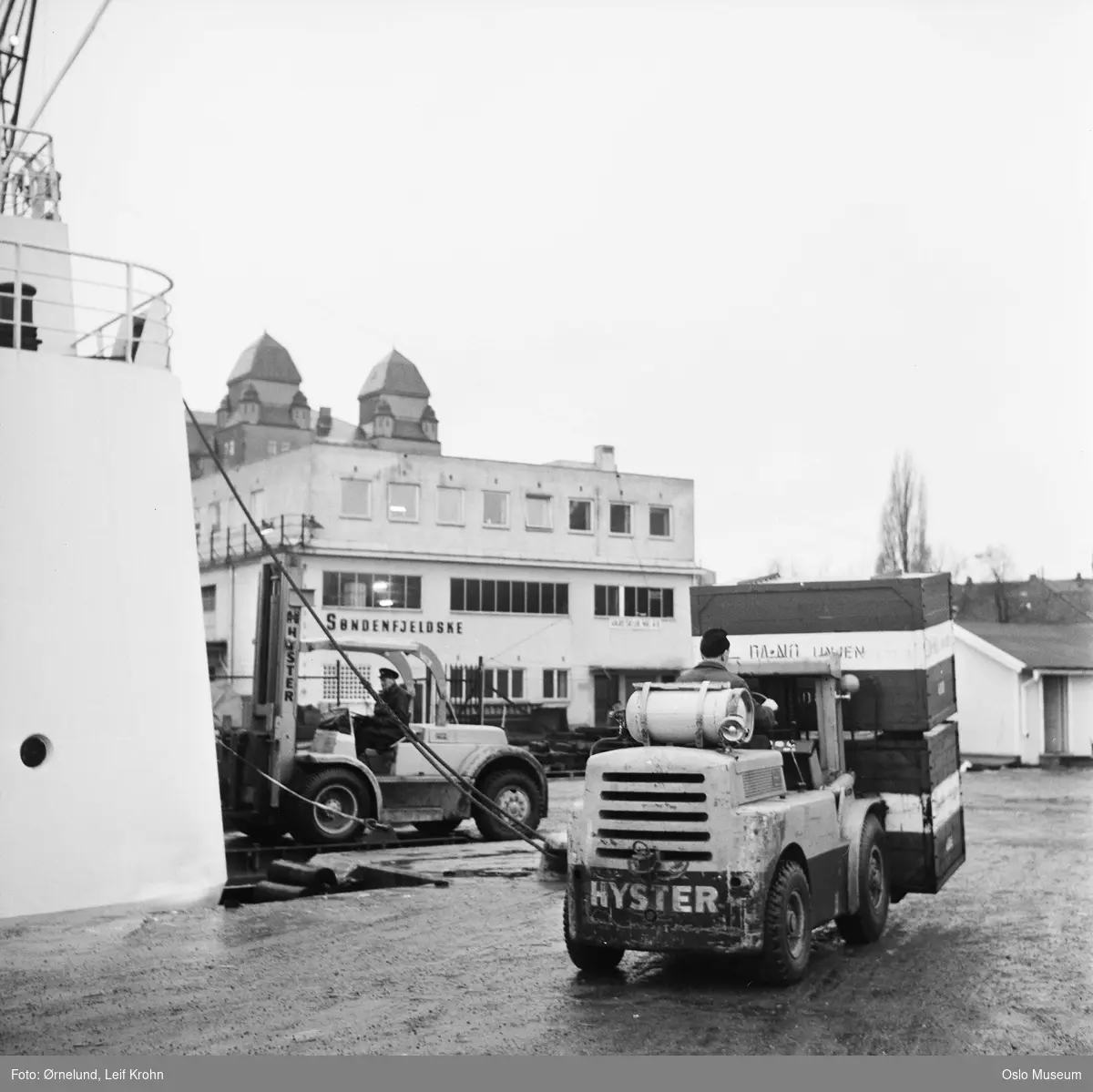 havn, lasting av danskebåten Holger Danske, trucker, havneskur