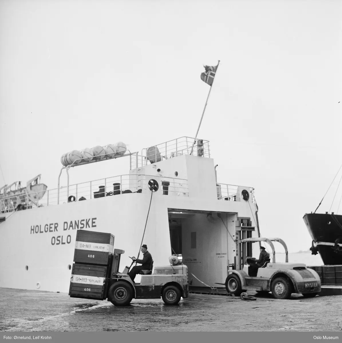 havn, lasting av danskebåten Holger Danske, trucker