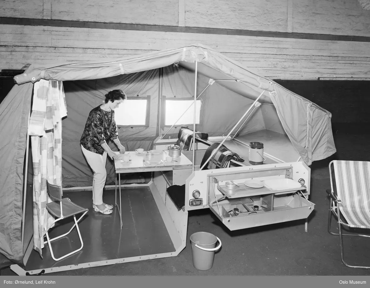 campingtilhenger Campfix, oppslått telt, kvinne