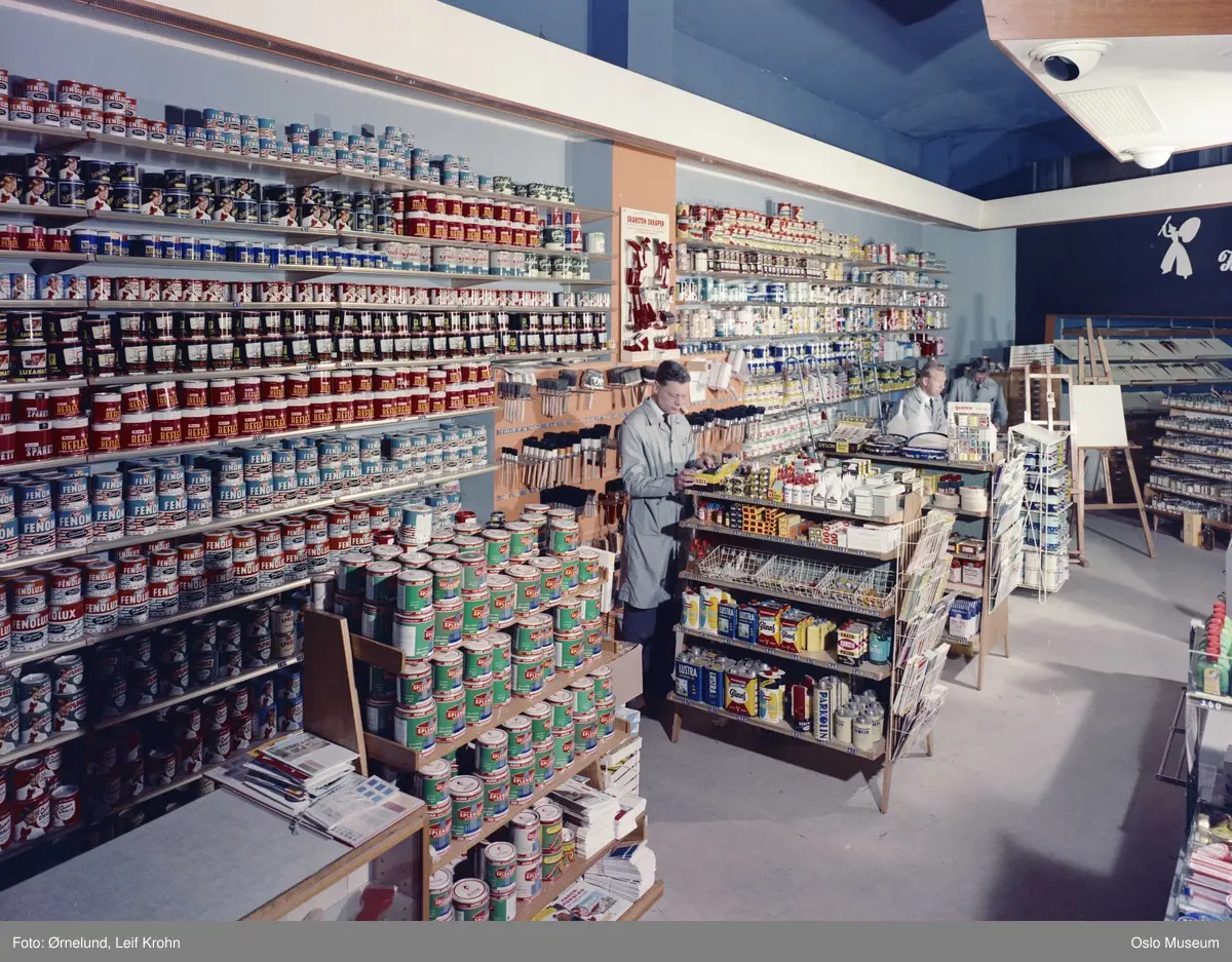Christ. Engebretsen fargehandel, interiør, hyller, varer, menn3, ekspeditører