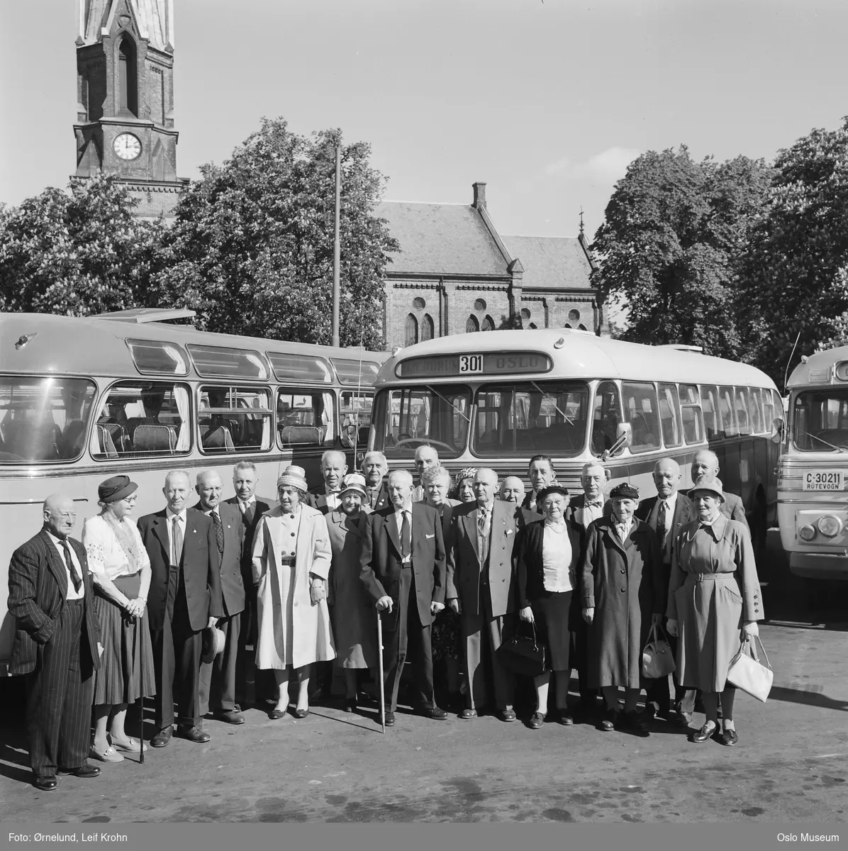 bussterminal, Oslo stein-, jord- og sementarbeideres forening, pensjonisttur, menn, kvinner, busser, Jakob kirke