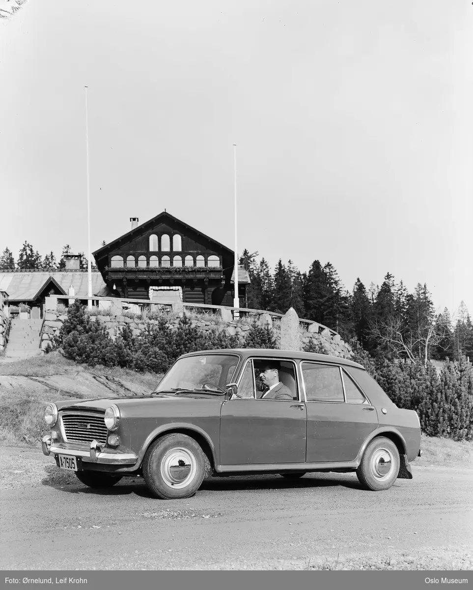 Austin bil, mann, Frognerseteren restaurant, skog