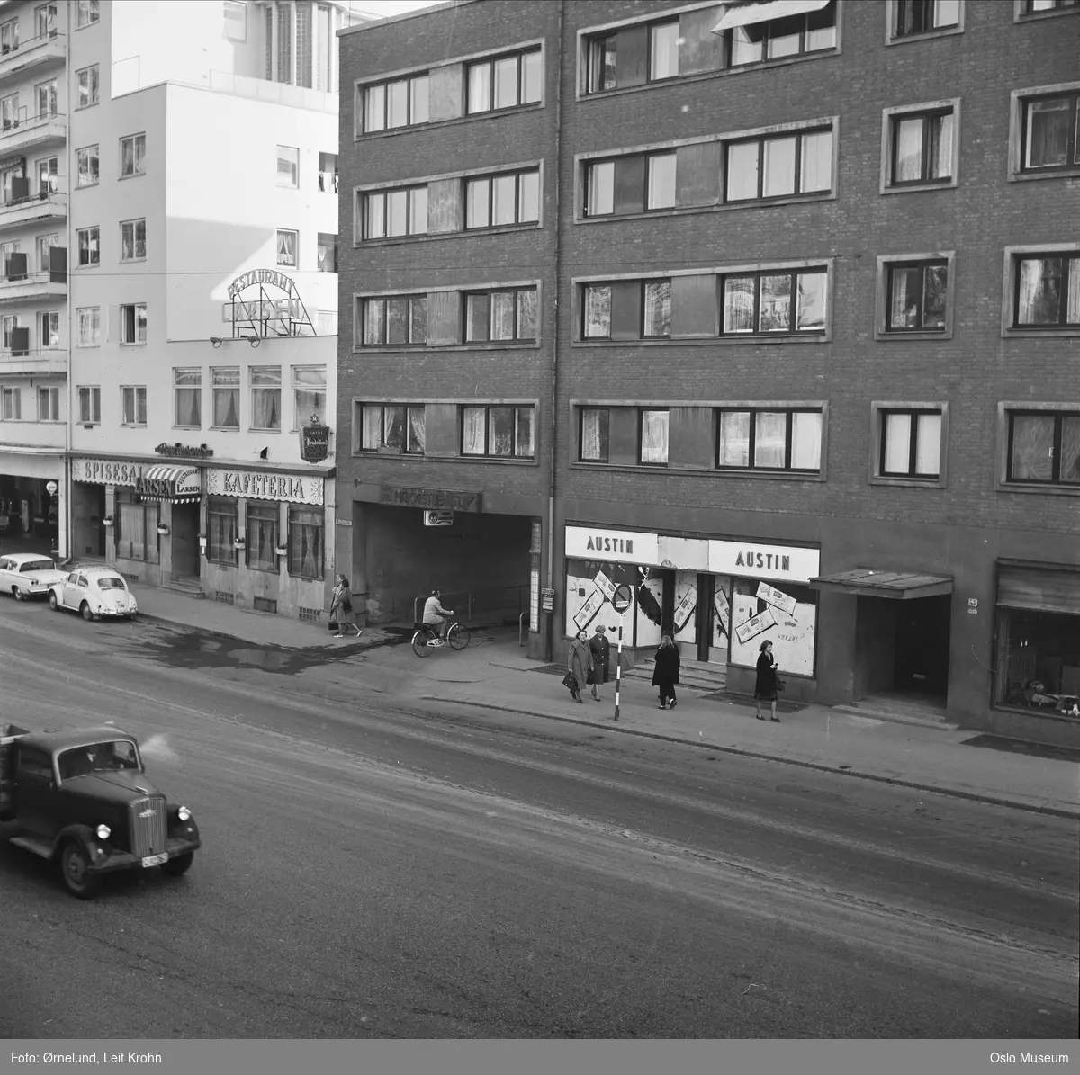 bygårder, forretning, restaurant Larsen, passasje til Majorstuen stasjon, biler, mennesker